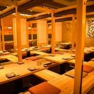 店内は、最大で約120名での利用が可能。事前予約による貸切など、大人数での宴会にも対応しています。翌3時まで営業しているので二次会や三次会など、どんなニーズにもフィットするお店です。