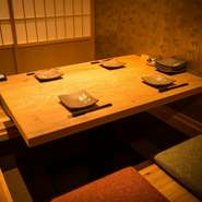 【鉄焼酒房　蜂ヤ　本店】の個室は、接待や会食など、プライベートな時間にふさわしい空間です。落ち着いた掘りごたつ式のテーブルでは、リラックスして大切な人との食事を楽しむことができます。