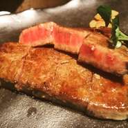 特選牛のサーロインステーキを、グラム指定で焼いてもらえるメニューです。塊肉を切って鉄板で焼いたジューシーなステーキは、ニンニクチップと生野菜でいただきます。200gからオーダーできます。