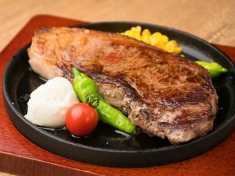 ボリューム満点！旨味あふれる『蜂ヤ名物ステーキ』