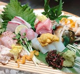 アワビやウニなど、新鮮魚介をお刺身で贅沢に盛り付けました！美酒とともにご堪能下さい。