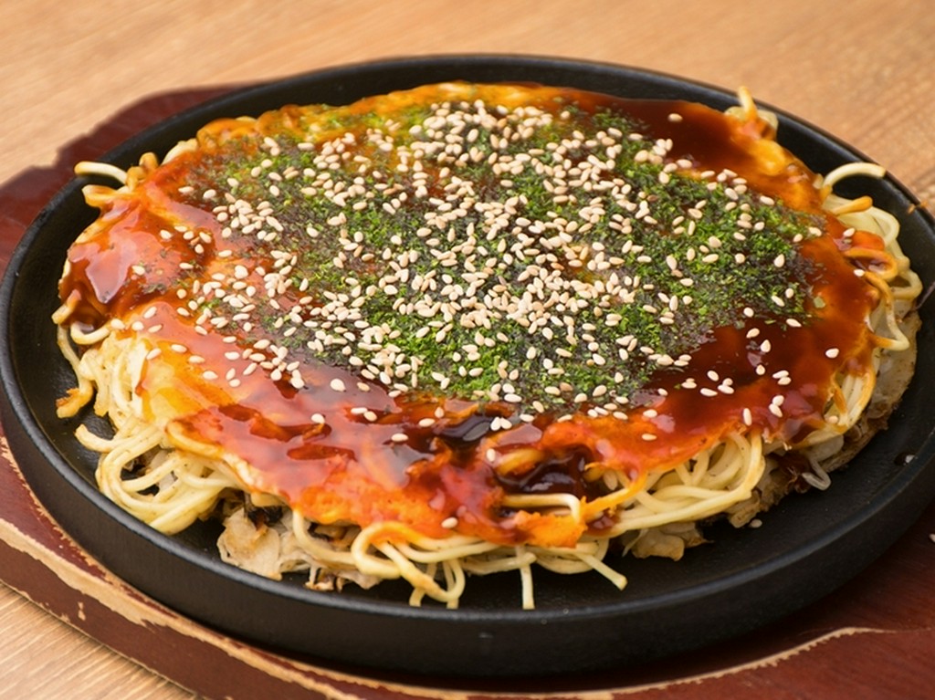 鉄板で提供するアツアツの『お好み焼』