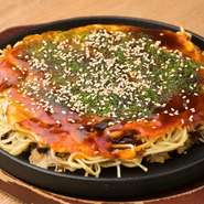 豚肉に、新鮮な卵とそばを合わせた広島風のお好み焼きです。冬場はトッピングにカキも登場。料理人が焼いたお好み焼きを鉄板で運ぶため、個室でも熱々のできたてが楽しめます。ビールやカクテルとの相性も抜群です。