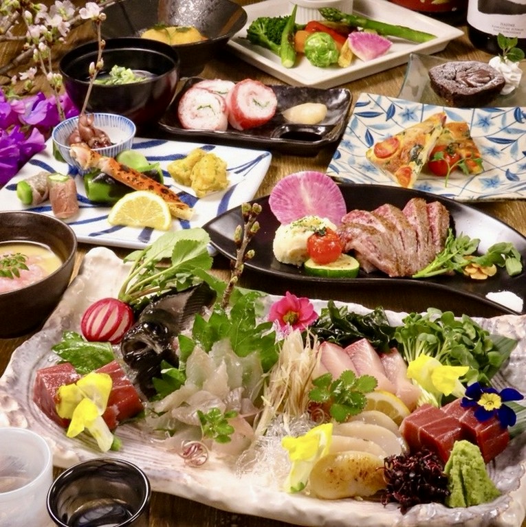 メインのロースステーキやめばる姿造りなど豪華な9品が堪能できます。リッチな宴会や接待利用にも◎