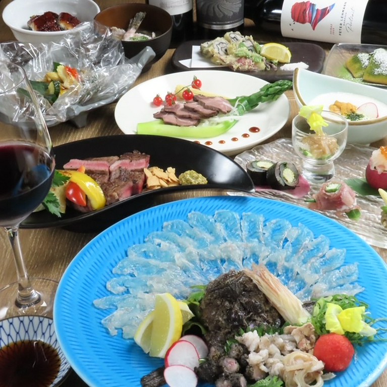 メインのロースステーキやめばる姿造りなど豪華な9品が堪能できます。リッチな宴会や接待利用にも◎
