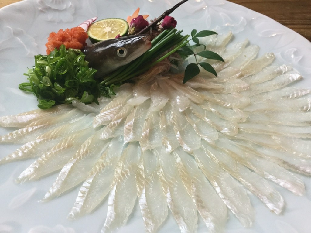 生け簀からあげたての鮮度で提供する『アナゴ刺し』