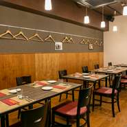 店内はテーブルとテーブルの間にかなり余裕があるので、ゆったりとしたスペースが確保されています。落ち着いてのんびり食事を楽しみたい人や、周りを気にせず食事を楽しみたい人におすすめです。