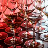 各種宴会に対応したプランを取り揃えています。中でも8名から利用できる90分フリードリンクのプランは人気。そのほかには、14名以上なら大人数での貸切も可能です。利用前は確認しましょう。