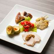 地元の新鮮野菜をなどを中心に使い、ひとつの皿に5種類の料理を盛り付けました。季節やその日の仕入れによって内容が変わるので、食材で季節の移り変わりを感じることができます。