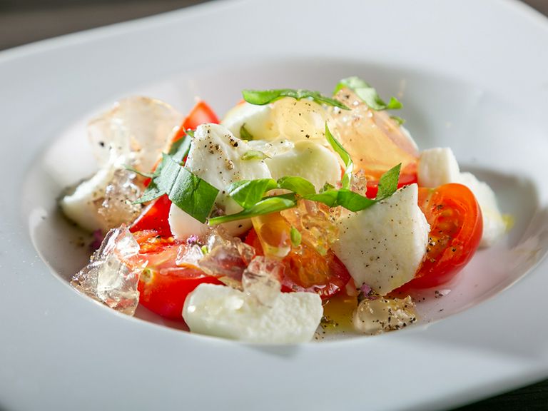水牛モッツアレラチーズとフルーツトマトのサラダ仕立て