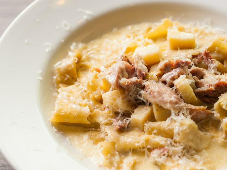 そば粉の手打ちパスタ『鴨のコンフィの入ったクリームソース』