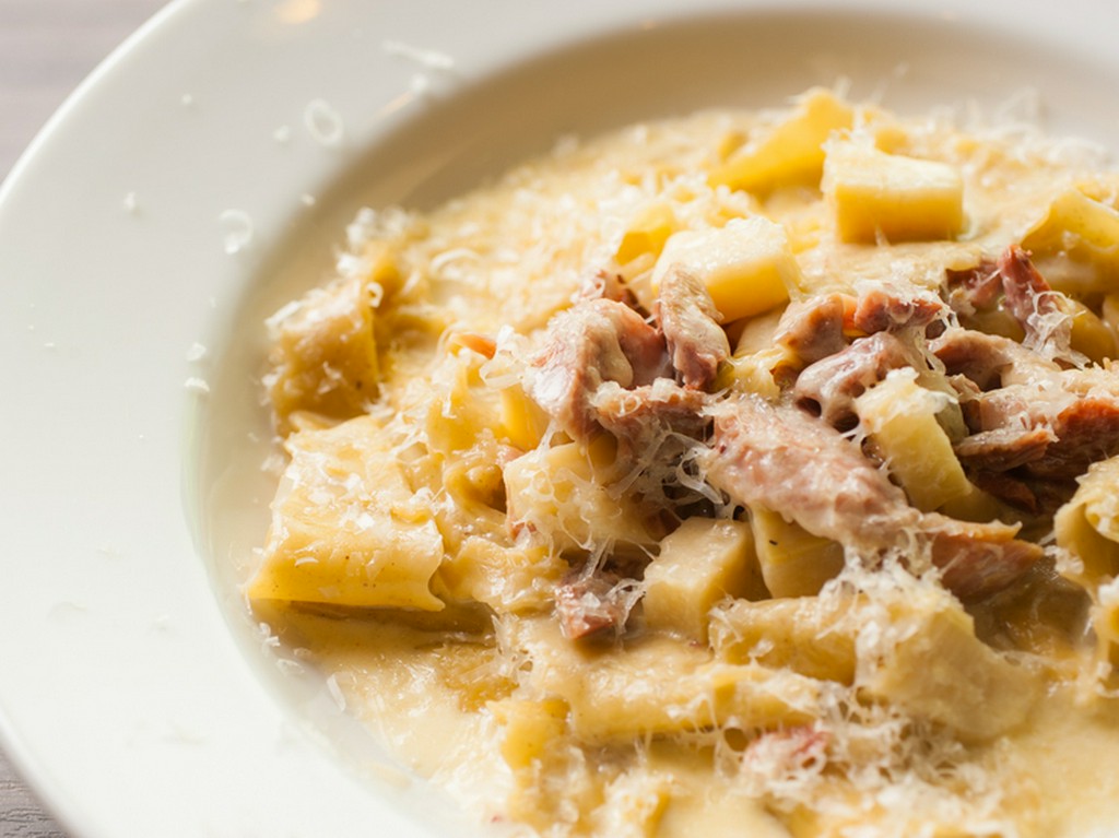 そば粉の手打ちパスタ『鴨のコンフィの入ったクリームソース』