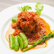 牛テールをトマトでじっくり煮込んで作った店で人気が高い一品です。ボリュームたっぷりで食べごたえ十分。イタリア料理の代表ともいえるメニューなので、ぜひ一度堪能してください。