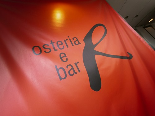 赤い看板が目印です