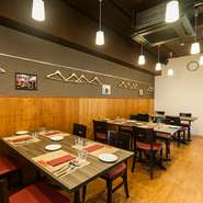 店舗は、建物の2階にあるので落ち着きがあります。店内は広く余裕があるので、利用するお客様のニーズに合わせパーティーや貸し切り宴会なども可能。利用時はぜひ確認を。