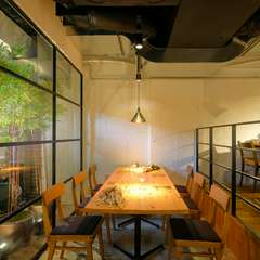 ゆったりとくつろげるテーブル席も完備している