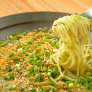 鯛のカラスミがお皿一面にたっぷり入ったペペロンチーノ風味のパスタ。ゴマとネギでシャキシャキとした食感が楽しめます。高級魚である鯛をリーズナブルな価格で堪能できるのが嬉しいポイント。
