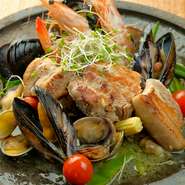 3時間煮込んだ豚バラ肉と、白ワインでとった魚介の出汁を旬のお野菜と一緒に炊き深い味わいに。魚介の旨味と豚バラの相性が抜群で、食べごたえのある逸品。ローズマリーをプラスして、料理のアクセントに。
