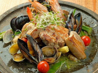 魚介の旨味と豚肉の相性が抜群『京都丹波高原ポークのアクアパッツア』