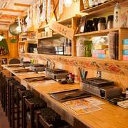 肩ひじを張らずに、ざっくばらんに楽しむことができるお店です。全8席あるカウンターは、一人はもちろんデートにも人気の場所。鮮度抜群の活貝や、名物の浜焼きなど海の幸を満喫したい二人におすすめです。