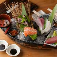 旬ごとにかわる7種類の海の幸をじっくりと食べ比べできるおすすめの一皿。分厚くカットしてあるのでボリュームもたっぷりとあります。2切れずつのセットになるので、2～3人でのシェアに最適。
