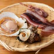 目の前のコンロで豪快に、自分好みの焼き加減で焼きあげていく名物メニューです。活にこだわったホタテや青森を中心としたイカなど、鮮度も旨さも抜群。