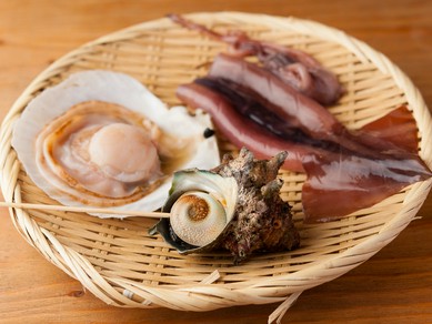 新鮮な海の幸が持つ本来の美味しさをダイレクトに味わえる看板メニュー『浜焼きセット』