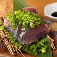 高知の郷土料理であり、【浜焼太郎】の名物メニューの一つです。漁師が自ら釣ったばかりの「かつお」を藁焼きにしたものを、直送で取り寄せ。タレを付けていますが、そのままでも美味しく召し上がっていただけます。
