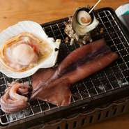 北海道や東北、瀬戸内海、和歌山など漁港から直接買い付けしています。朝獲れの海の幸は鮮度抜群。冷凍ではなく活きにこだわった「貝」の旨みを、浜焼きで存分にお楽しみください。