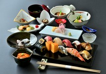 こだわりの赤酢のシャリで握る本格江戸前鮨と、季節の和食を織り混ぜ、新しいスタイルでご提供する鮨会席。