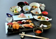 こだわりの赤酢のシャリで握る本格江戸前鮨と、季節の食材を使ったお料理を交互にご提供する鮨会席。
