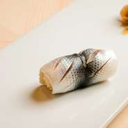 『こはだ』を食べたら、寿司職人の技量がわかるとまでいわれている江戸前寿司の真骨頂。関西では珍しい、本格的な江戸前寿司をご賞味ください。
