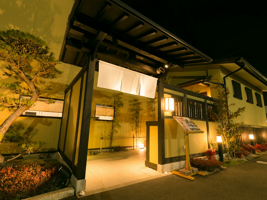 夜はライトアップされて落ち着いた雰囲気に