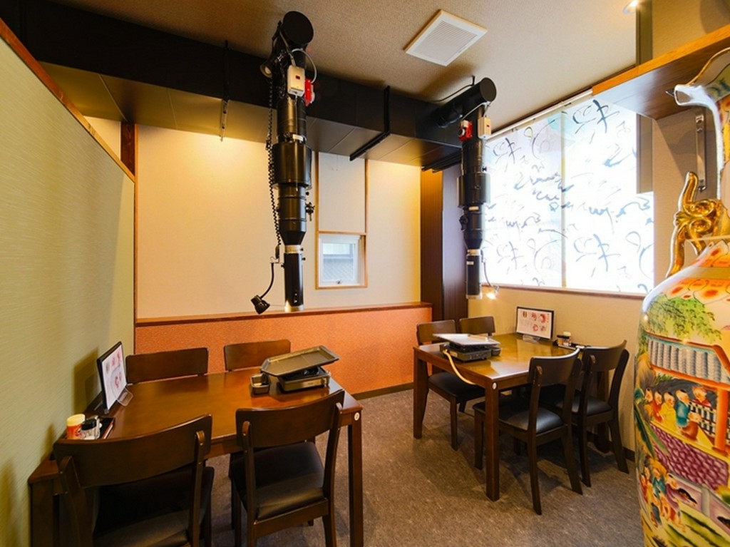 ゆったりとしたテーブル席を独り占めしながら、本格焼肉を