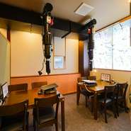 ゆったりとした居心地のいいテーブル席で、お一人様で本格焼肉を楽しむのもおすすめです。秘伝のキムチなど一品料理も揃っているので、韓国酒といっしょに落ち着いた気分で過ごせます。