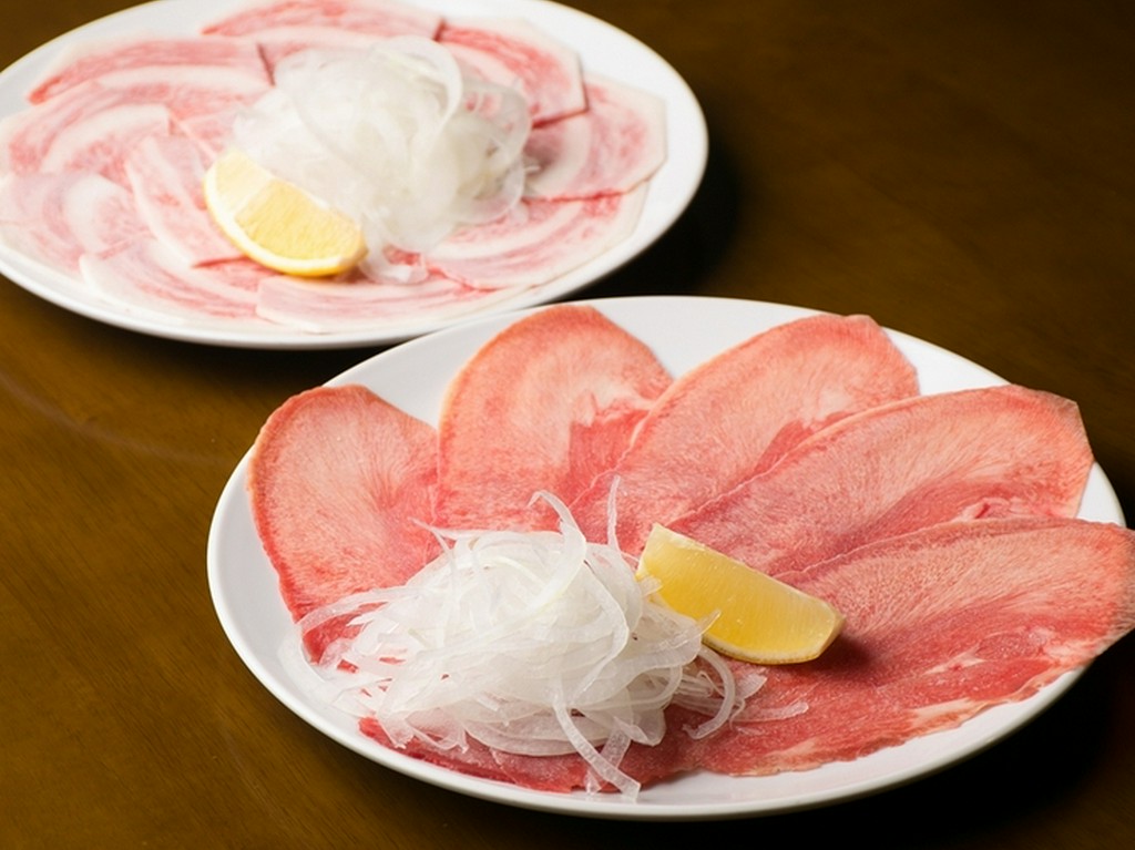 『タン塩』は特大サイズが自慢、サッと炙って焼きしゃぶのように