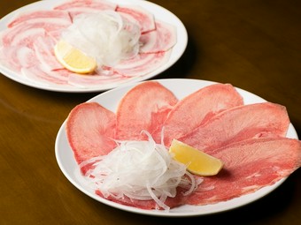 『タン塩』は特大サイズが自慢、サッと炙って焼きしゃぶのように