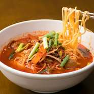 しっかりした辛さのスープが印象に残る、韓国料理でもおなじみのラーメンです。麺は、中華生麺かサリ麺が選べます。スープもたっぷり入っているので、残りにごはんを入れてクッパ風にしても楽しめる一品。