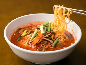 しっかりした辛さの『ユッケジャンラーメン』は生麺かサリ麺で
