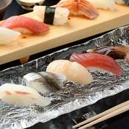 個室は2名様から8名様までご利用可能。カウンター席では料理人がタイミング良く料理を提供いたします。