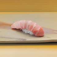 天然黒鮪
口に入れた瞬間とろけるような脂の旨味と甘みです。