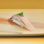 天然黒鮪
口に入れた瞬間とろけるような脂の旨味と甘みです。