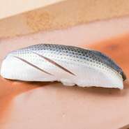 鮨のなかでも特に料理人の力量が試されるのが『コハダ』。塩と酢がきつくなりすぎないよう、その日の素材の状態を見極めながら〆方を微調整し、コハダ独特の旨みと香りを極限まで引き出しています。