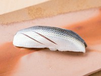 鮨のなかでも特に料理人の力量が試されるのが『コハダ』。塩と酢がきつくなりすぎないよう、その日の素材の状態を見極めながら〆方を微調整し、コハダ独特の旨みと香りを極限まで引き出しています。