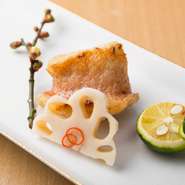 その季節に旬を迎える鮮魚を使用した焼き魚は、魚ごとの特徴に合わせ一番おいしく感じられる焼き加減で提供されます。