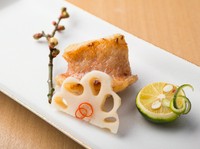 その季節に旬を迎える鮮魚を使用した焼き魚は、魚ごとの特徴に合わせ一番おいしく感じられる焼き加減で提供されます。