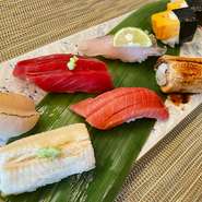 先付／御凌ぎ／御椀／造里／魚料理／進肴／鮨／留椀／甘味
尚、コース内容はその日に入荷した食材を見て決めさせていただきますので変更になる場合がありますがご了承下さいませ。