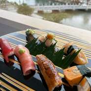 先付／御凌ぎ／御椀／造里／魚料理／温料理／進肴／鮨／留椀／甘味
尚、コース内容はその日に入荷した食材を見て決めさせていただきますので変更になる場合がありますがご了承下さいませ。