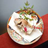 祝いの席に華を添える『真鯛の姿焼き』。
長寿祝いや合格祝いなど様々なお祝いの席でご注文下さいませ。