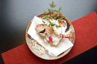 祝いの席に華を添える『真鯛の姿焼き』。
長寿祝いや合格祝いなど様々なお祝いの席でご注文下さいませ。